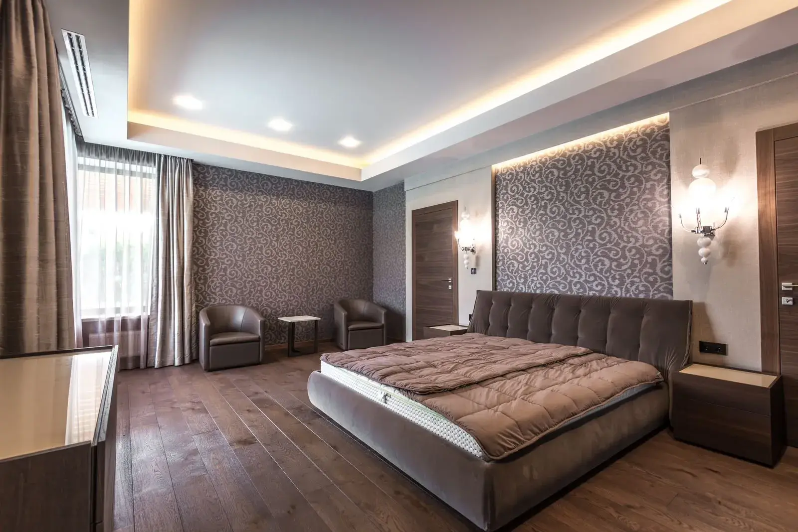 Dekoratif duvar kâğıdı kullanılan modern iç mekân örneği